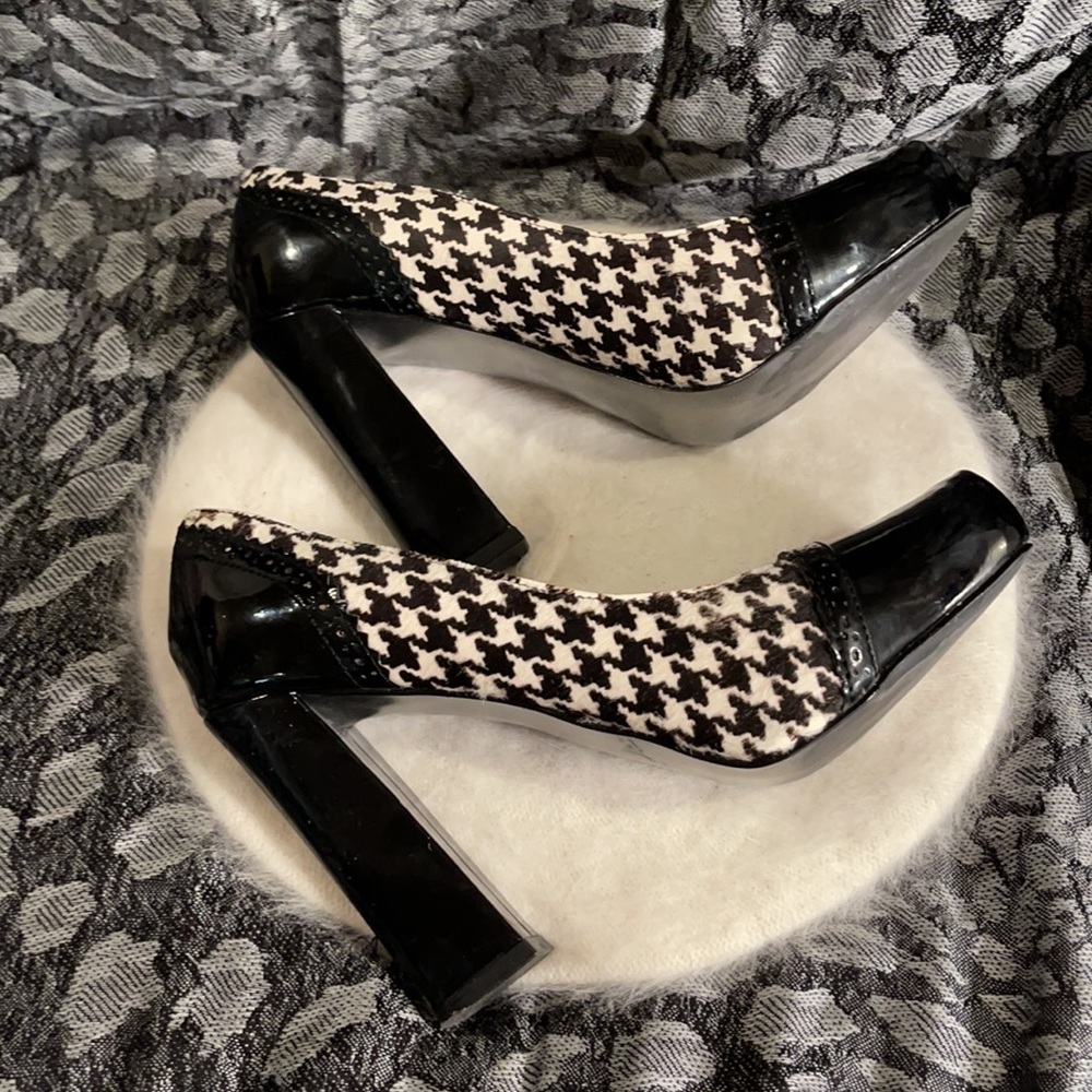 TAHARI | Avenue style Houndstooth Pattern Stunning Heels - Picture 6 of 15